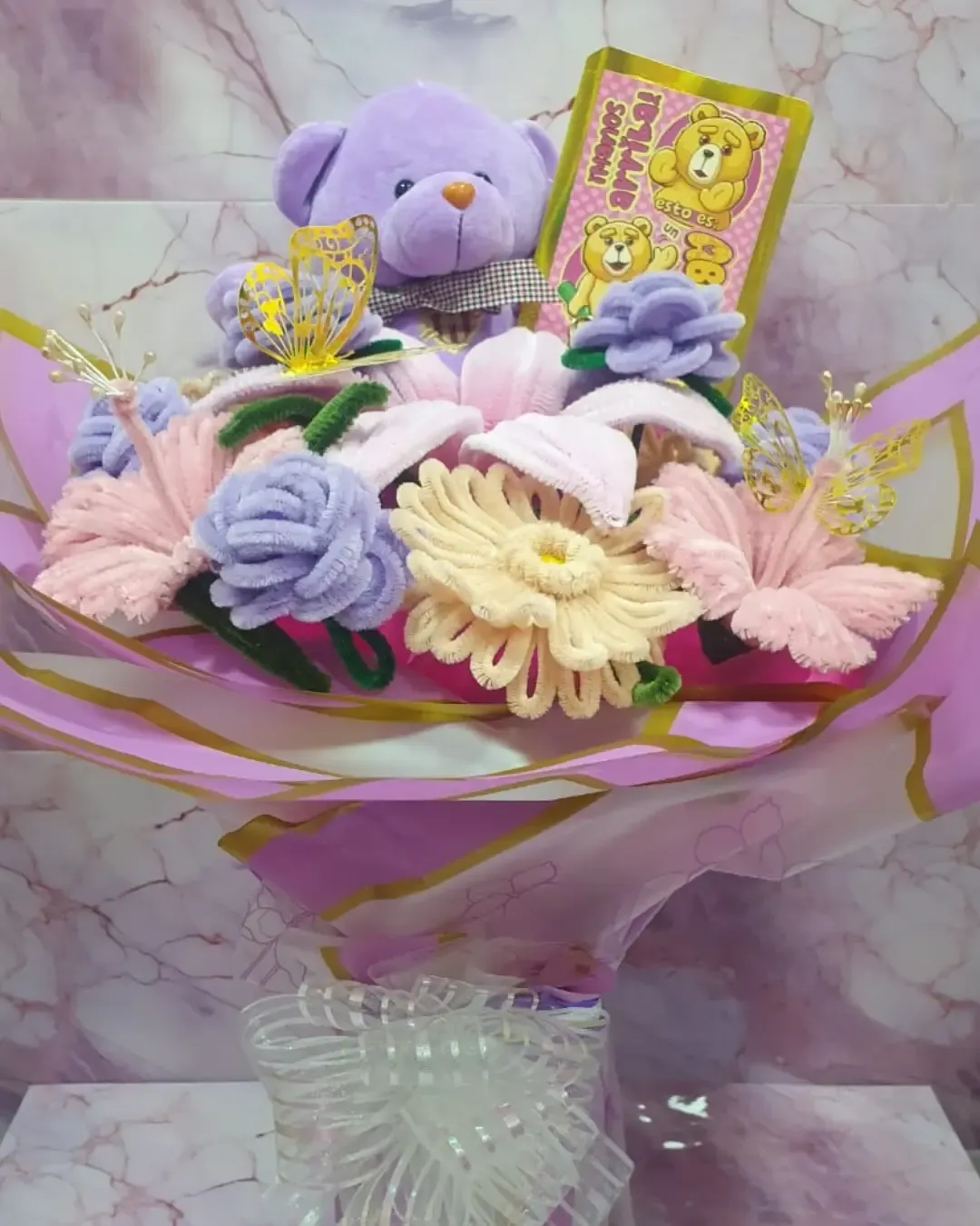 Arreglo personalizado de limpiapipas con oso de peluche en tonos morados/lilas